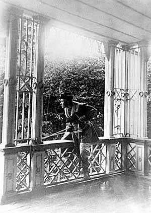 Н.К. Рерих на веранде усадьбы в Изваре. 1895 г.