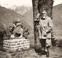 Н.К. Рерих у статуи Гуга Чохан в Кулу. 1930-е гг.